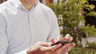 Sokakta çalışan genç ve çekici bir serbest çalışan. Ofis çalışanı ya da iş adamı. İş ve serbest meslek kavramı.