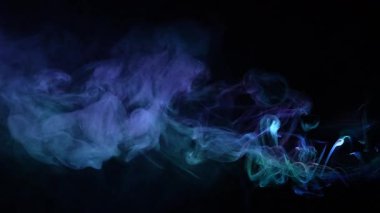 Siyah arka plan üzerinde soyut duman dokusu. Karanlıkta sis..