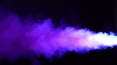 Siyah arka plan üzerinde soyut duman dokusu. Karanlıkta sis..