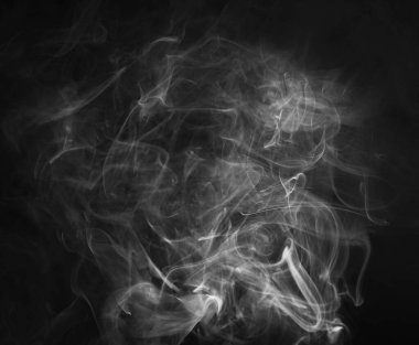 Siyah arka plan üzerinde soyut duman dokusu. Karanlıkta sis..