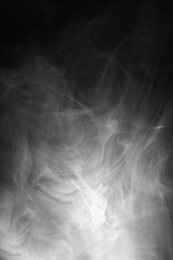 Siyah arka plan üzerinde soyut duman dokusu. Karanlıkta sis..