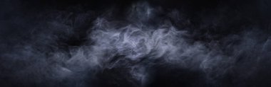 Siyah arka plan üzerinde soyut duman dokusu. Karanlıkta sis..