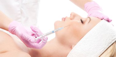 Genç ve güzel bir kadın kaplıcaya ve güzellik tedavisine gidiyor. Yenilenme ve sağlık hizmetleri kavramı.