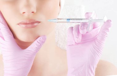 Genç ve güzel bir kadın kaplıcaya ve güzellik tedavisine gidiyor. Yenilenme ve sağlık hizmetleri kavramı.