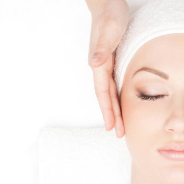 Genç ve güzel bir kadın kaplıcaya ve güzellik tedavisine gidiyor. Yenilenme ve sağlık hizmetleri kavramı.