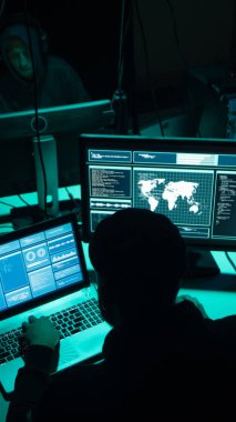 Internet dolandırıcılığı, darknet, veri hırsızlar, cybergrime kavramı. Sunucu hükümet hacker saldırı. Tehlikeli suçlular virüs programları Bodrum katında kodlama.
