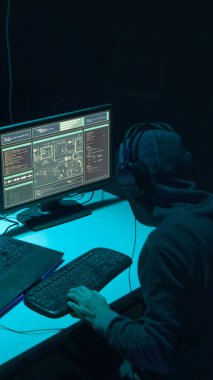 Internet dolandırıcılığı, darknet, veri hırsızlar, cybergrime kavramı. Sunucu hükümet hacker saldırı. Tehlikeli suçlular virüs programları Bodrum katında kodlama.