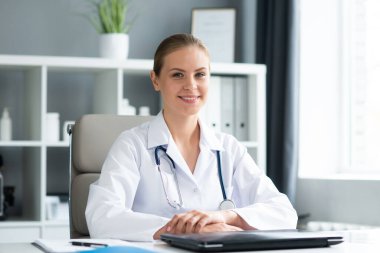 Tıp bürosunda çalışan genç ve profesyonel bir kadın doktor. Sağlık ve tıp konsepti. Doğal görünüş.