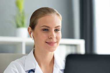 Tıp bürosunda çalışan genç ve profesyonel bir kadın doktor. Sağlık ve tıp konsepti. Doğal görünüş.