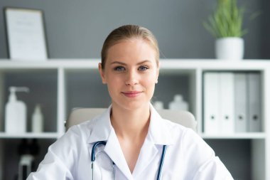 Tıp bürosunda çalışan genç ve profesyonel bir kadın doktor. Sağlık ve tıp konsepti. Doğal görünüş.