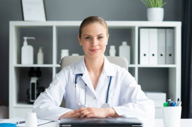 Tıp bürosunda çalışan genç ve profesyonel bir kadın doktor. Sağlık ve tıp konsepti. Doğal görünüş.