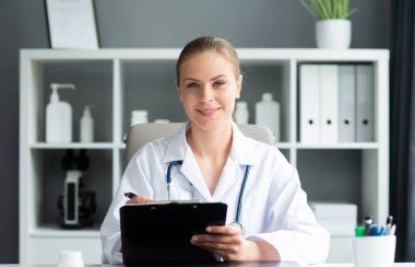 Tıp bürosunda çalışan genç ve profesyonel bir kadın doktor. Sağlık ve tıp konsepti. Doğal görünüş.