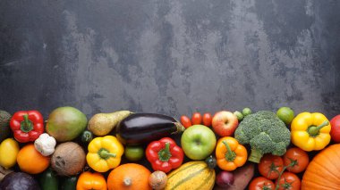 Sağlıklı yiyecekler: taze sebzeler, meyveler ve süper yiyecekler. Temiz yemek ve detoks. Beslenme, diyet, vejetaryen gıda konsepti.