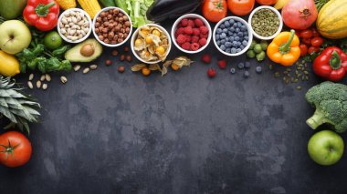 Sağlıklı yiyecekler: taze sebzeler, meyveler ve süper yiyecekler. Temiz yemek ve detoks. Beslenme, diyet, vejetaryen gıda konsepti.