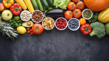 Sağlıklı yiyecekler: taze sebzeler, meyveler ve süper yiyecekler. Temiz yemek ve detoks. Beslenme, diyet, vejetaryen gıda konsepti.