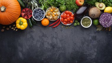 Sağlıklı yiyecekler: taze sebzeler, meyveler ve süper yiyecekler. Temiz yemek ve detoks. Beslenme, diyet, vejetaryen gıda konsepti.