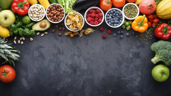 Sağlıklı yiyecekler: taze sebzeler, meyveler ve süper yiyecekler. Temiz yemek ve detoks. Beslenme, diyet, vejetaryen gıda konsepti.