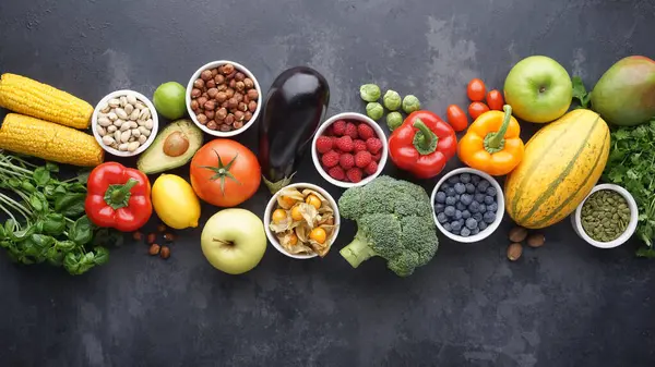 Sağlıklı yiyecekler: taze sebzeler, meyveler ve süper yiyecekler. Temiz yemek ve detoks. Beslenme, diyet, vejetaryen gıda konsepti.