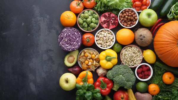 Sağlıklı yiyecekler: taze sebzeler, meyveler ve süper yiyecekler. Temiz yemek ve detoks. Beslenme, diyet, vejetaryen gıda konsepti.