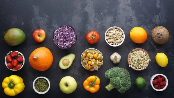 Sağlıklı yiyecekler: taze sebzeler, meyveler ve süper yiyecekler. Temiz yemek ve detoks. Beslenme, diyet, vejetaryen gıda konsepti.