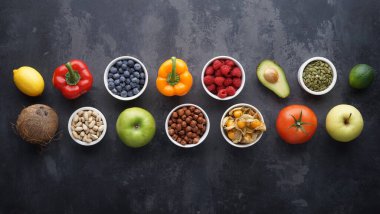 Sağlıklı yiyecekler: taze sebzeler, meyveler ve süper yiyecekler. Temiz yemek ve detoks. Beslenme, diyet, vejetaryen gıda konsepti.