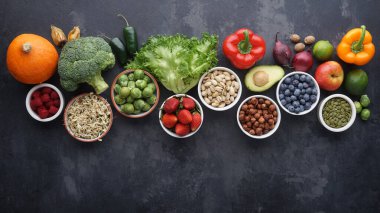 Sağlıklı yiyecekler: taze sebzeler, meyveler ve süper yiyecekler. Temiz yemek ve detoks. Beslenme, diyet, vejetaryen gıda konsepti.