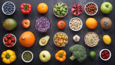 Sağlıklı yiyecekler: taze sebzeler, meyveler ve süper yiyecekler. Temiz yemek ve detoks. Beslenme, diyet, vejetaryen gıda konsepti.