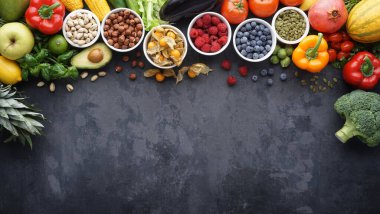 Sağlıklı yiyecekler: taze sebzeler, meyveler ve süper yiyecekler. Temiz yemek ve detoks. Beslenme, diyet, vejetaryen gıda konsepti.