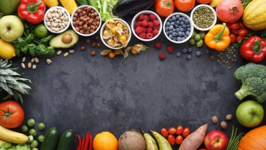 Sağlıklı yiyecekler: taze sebzeler, meyveler ve süper yiyecekler. Temiz yemek ve detoks. Beslenme, diyet, vejetaryen gıda konsepti.