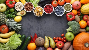 Sağlıklı yiyecekler: taze sebzeler, meyveler ve süper yiyecekler. Temiz yemek ve detoks. Beslenme, diyet, vejetaryen gıda konsepti.