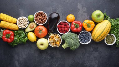 Sağlıklı yiyecekler: taze sebzeler, meyveler ve süper yiyecekler. Temiz yemek ve detoks. Beslenme, diyet, vejetaryen gıda konsepti.