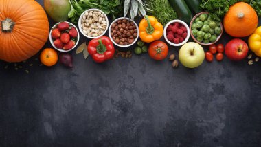 Sağlıklı yiyecekler: taze sebzeler, meyveler ve süper yiyecekler. Temiz yemek ve detoks. Beslenme, diyet, vejetaryen gıda konsepti.