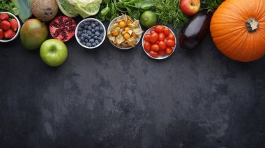 Sağlıklı yiyecekler: taze sebzeler, meyveler ve süper yiyecekler. Temiz yemek ve detoks. Beslenme, diyet, vejetaryen gıda konsepti.