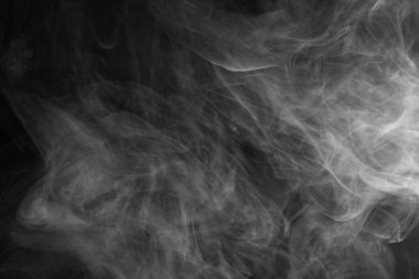 Siyah arka plan üzerinde soyut duman dokusu. Karanlıkta sis..