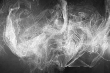 Siyah arka plan üzerinde soyut duman dokusu. Karanlıkta sis..