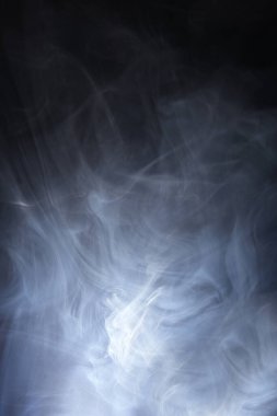 Siyah arka plan üzerinde soyut duman dokusu. Karanlıkta sis..