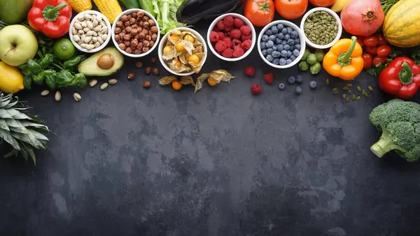 Sağlıklı yiyecekler: taze sebzeler, meyveler ve süper yiyecekler. Temiz yemek ve detoks. Beslenme, diyet, vejetaryen gıda konsepti.