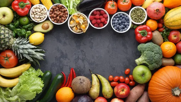 Sağlıklı yiyecekler: taze sebzeler, meyveler ve süper yiyecekler. Temiz yemek ve detoks. Beslenme, diyet, vejetaryen gıda konsepti.