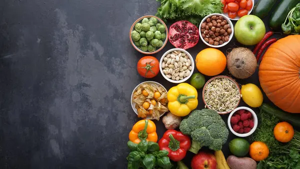 Sağlıklı yiyecekler: taze sebzeler, meyveler ve süper yiyecekler. Temiz yemek ve detoks. Beslenme, diyet, vejetaryen gıda konsepti.