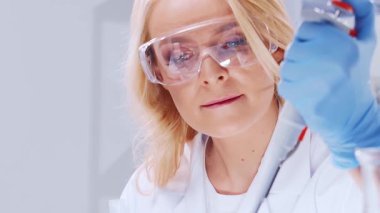 Bilimsel laboratuvar çeşitli araştırma ekipmanlarıyla dolu. Bilim adamları deneyler yapıyor ve araştırma faaliyetleri yürütüyorlar. Video konsepti bilim ve teknolojinin özünü vurguluyor.