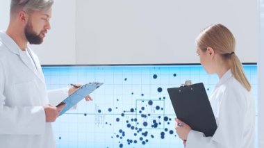 Bilimsel laboratuvar çeşitli araştırma ekipmanlarıyla dolu. Bilim adamları deneyler yapıyor ve araştırma faaliyetleri yürütüyorlar. Video konsepti bilim ve teknolojinin özünü vurguluyor.