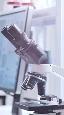 Bilimsel laboratuvar çeşitli araştırma ekipmanlarıyla dolu. Bilim adamları deneyler yapıyor ve araştırma faaliyetleri yürütüyorlar. Video konsepti bilim ve teknolojinin özünü vurguluyor.