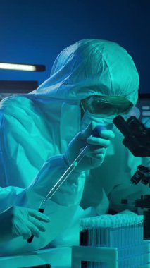 Bilimsel laboratuvar çeşitli araştırma ekipmanlarıyla dolu. Bilim adamları deneyler yapıyor ve araştırma faaliyetleri yürütüyorlar. Video konsepti bilim ve teknolojinin özünü vurguluyor.