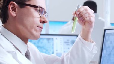 Bilimsel laboratuvar çeşitli araştırma ekipmanlarıyla dolu. Bilim adamları deneyler yapıyor ve araştırma faaliyetleri yürütüyorlar. Video konsepti bilim ve teknolojinin özünü vurguluyor.