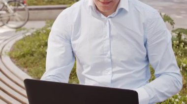 Sokakta çalışan genç ve çekici bir serbest çalışan. Ofis çalışanı ya da iş adamı. İş ve serbest meslek kavramı.