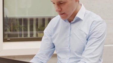 Sokakta çalışan genç ve çekici bir serbest çalışan. Ofis çalışanı ya da iş adamı. İş ve serbest meslek kavramı.