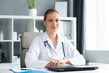 Tıp bürosunda çalışan genç ve profesyonel bir kadın doktor. Sağlık ve tıp konsepti. Doğal görünüş.