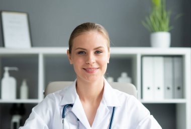 Tıp bürosunda çalışan genç ve profesyonel bir kadın doktor. Sağlık ve tıp konsepti. Doğal görünüş.