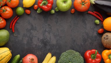 Sağlıklı yiyecekler: taze sebzeler, meyveler ve süper yiyecekler. Temiz yemek ve detoks. Beslenme, diyet, vejetaryen gıda konsepti.