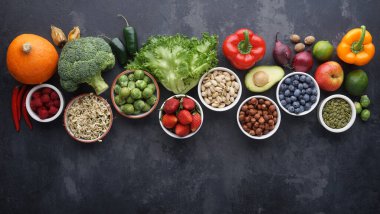 Sağlıklı yiyecekler: taze sebzeler, meyveler ve süper yiyecekler. Temiz yemek ve detoks. Beslenme, diyet, vejetaryen gıda konsepti.